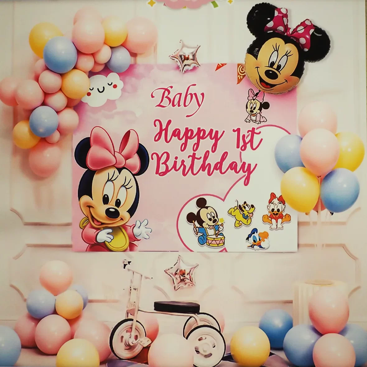 Set aranjament baloane cu tematica Minnie, 40 de baloane multicolore, figurina Minnie, banner si accesorii
